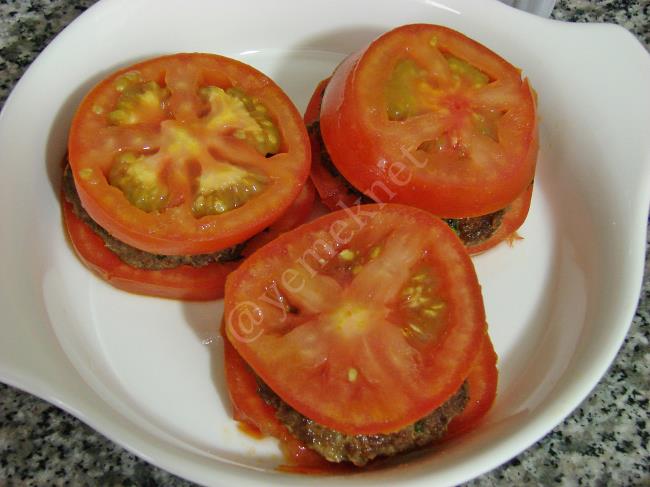 Beşamel Soslu Domatesli Köfte - Yapılışı (11/16) 