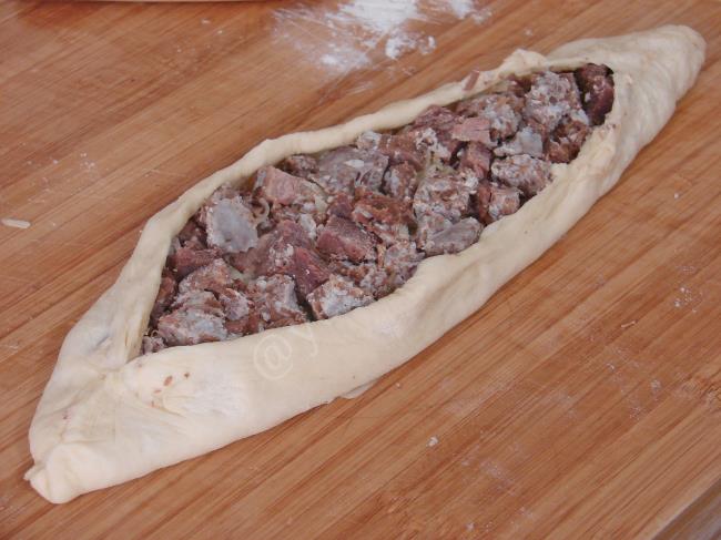 Kavurmalı Kaşarlı Karadeniz Pidesi - Yapılışı (9/16) 