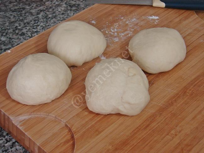 Kıymalı Yumurtalı Karadeniz Pidesi - Yapılışı (5/20) 