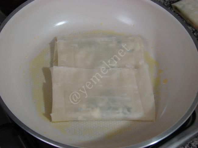 Baklavalık Yufkadan Lorlu Gözleme - Yapılışı (11/16) 