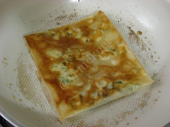 Baklavalık Yufkadan Lorlu Gözleme - Yapılışı (12/16) 