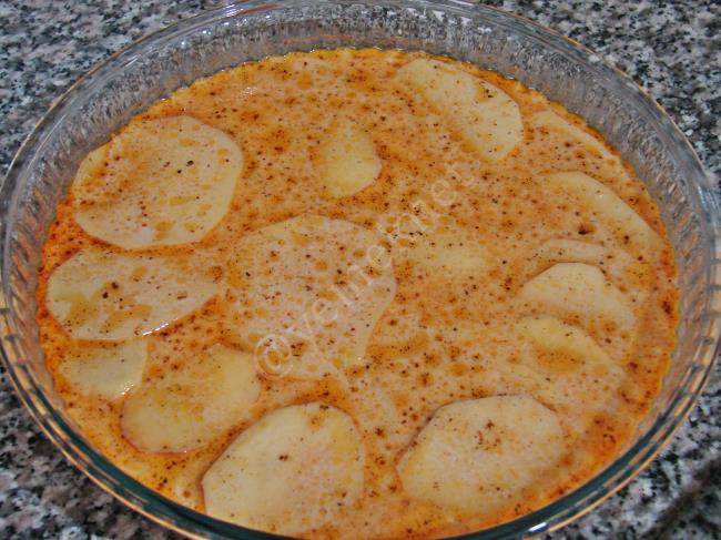 Fırında Sütlü Kaşarlı Patates - Yapılışı (4/12) 