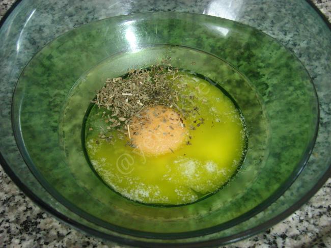 Fırında Yumurtalı Bayat Simit Kebabı - Yapılışı (3/12) 