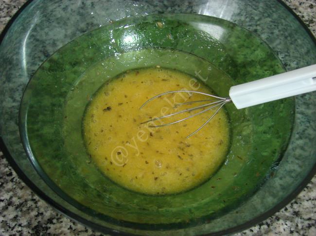 Fırında Yumurtalı Bayat Simit Kebabı - Yapılışı (4/12) 