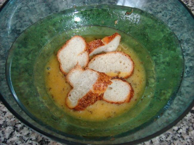 Fırında Yumurtalı Bayat Simit Kebabı - Yapılışı (5/12) 