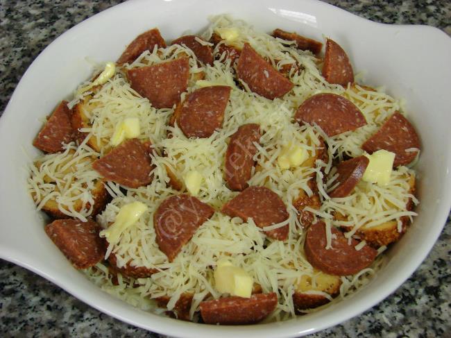 Fırında Yumurtalı Bayat Simit Kebabı - Yapılışı (8/12) 