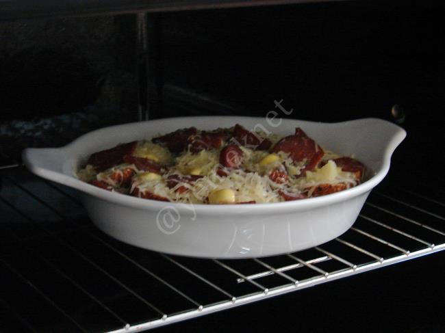 Fırında Yumurtalı Bayat Simit Kebabı - Yapılışı (9/12) 