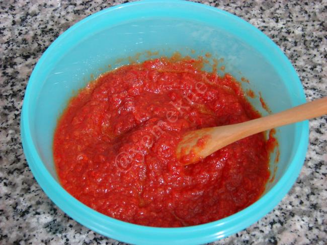 Kahvaltılık Zeytinyağlı Cevizli Salça - Yapılışı (2/8) 