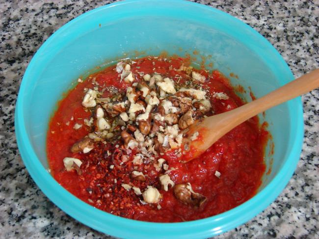 Kahvaltılık Zeytinyağlı Cevizli Salça - Yapılışı (4/8) 