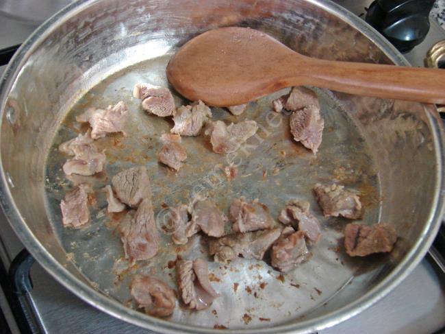 Kavurmalı Sahanda Yumurta - Yapılışı (2/8) 