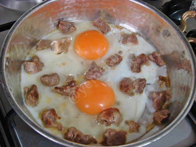 Kavurmalı Sahanda Yumurta - Yapılışı (5/8) 
