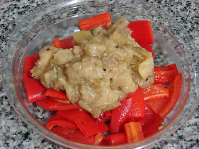 Közlenmiş Kırmızı Biberli Patlıcan Salatası - Yapılışı (4/8) 