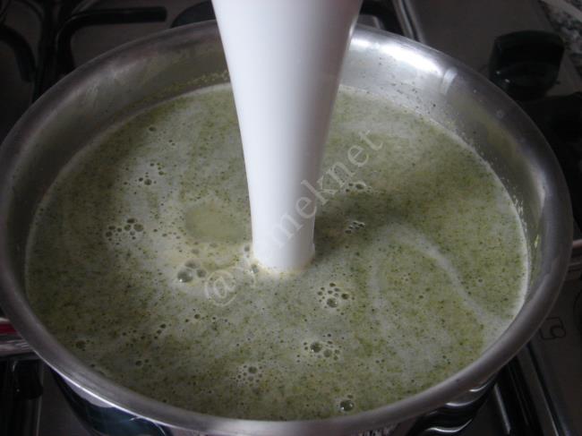 Kremalı Brokoli Çorbası - Yapılışı (7/12) 
