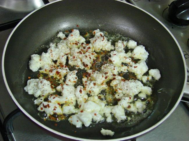 Lor Peynirli Yumurta - Yapılışı (2/8) 