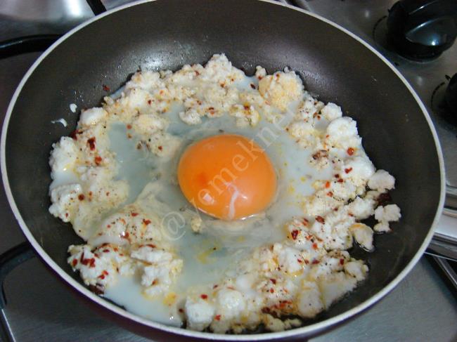 Lor Peynirli Yumurta - Yapılışı (4/8) 