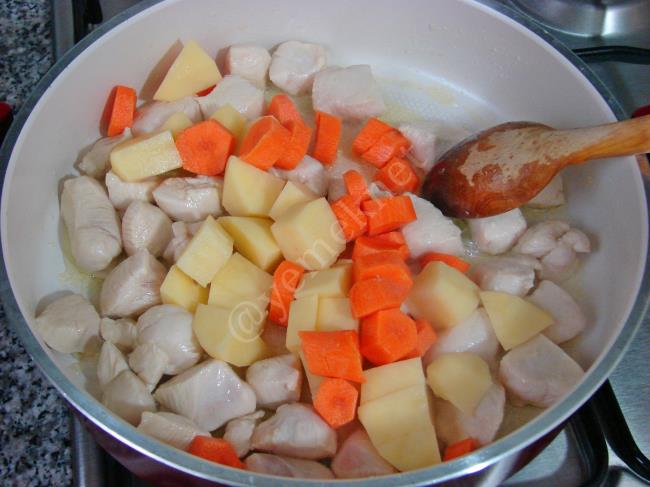 Arpacık Soğanlı Tavuk Yahnisi - Yapılışı (4/12) 