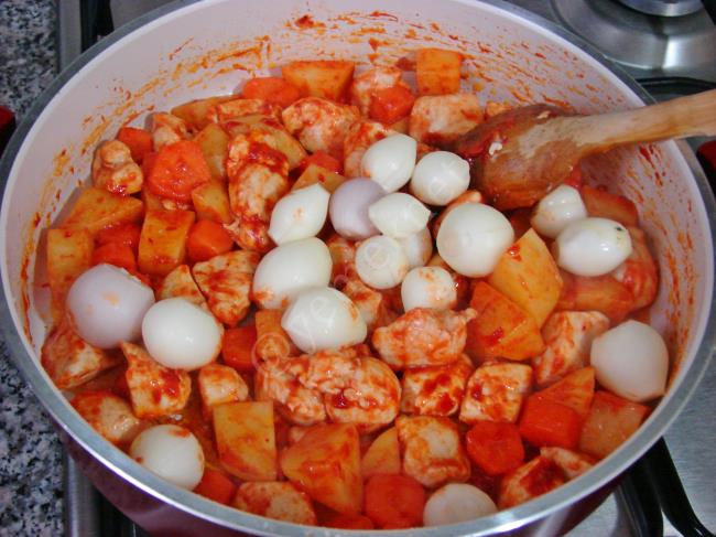 Arpacık Soğanlı Tavuk Yahnisi - Yapılışı (7/12) 