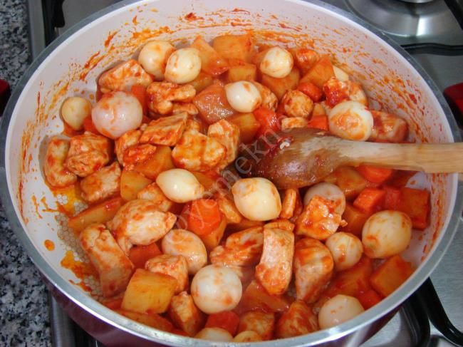 Arpacık Soğanlı Tavuk Yahnisi - Yapılışı (8/12) 