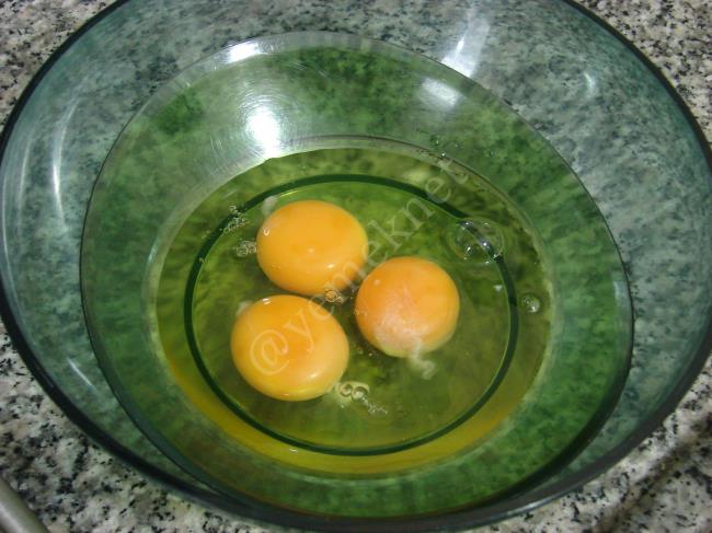 Baharatlı Çörek Otlu Yumurtalı Ekmek - Yapılışı (2/12) 