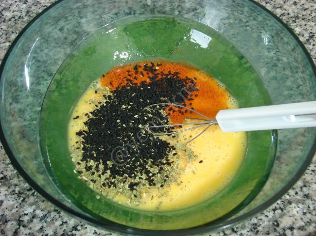 Baharatlı Çörek Otlu Yumurtalı Ekmek - Yapılışı (4/12) 