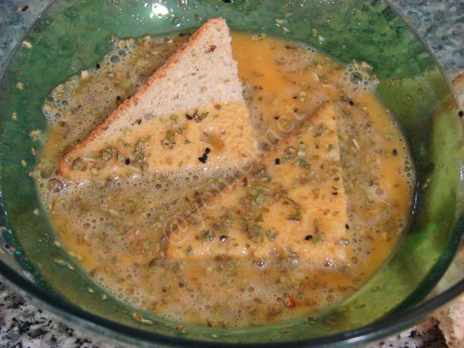 Baharatlı Çörek Otlu Yumurtalı Ekmek - Yapılışı (7/12) 