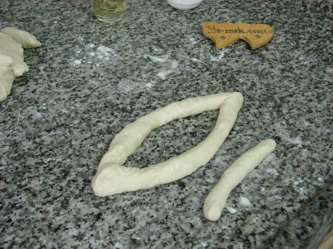 Ekmek Hamurundan Tuzlu Mekik Kızartması - Yapılışı (4/12) 