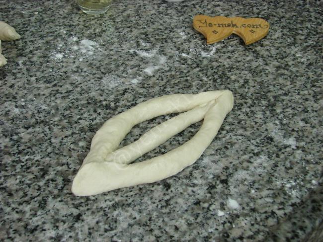 Ekmek Hamurundan Tuzlu Mekik Kızartması - Yapılışı (5/12) 