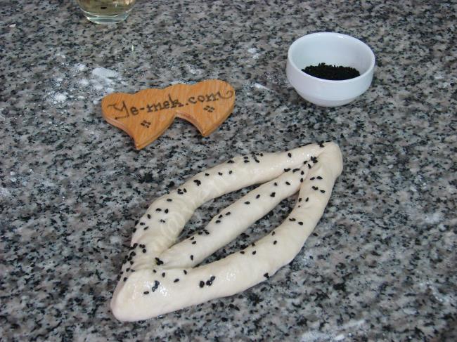 Ekmek Hamurundan Tuzlu Mekik Kızartması - Yapılışı (6/12) 