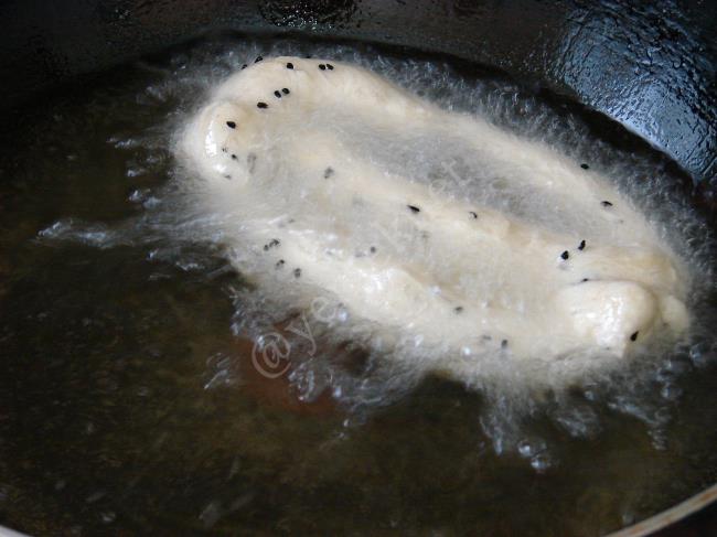 Ekmek Hamurundan Tuzlu Mekik Kızartması - Yapılışı (8/12) 