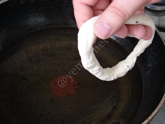 Hazır Ekmek Hamurundan Çörek Otlu Halka Simit - Yapılışı (4/8) 