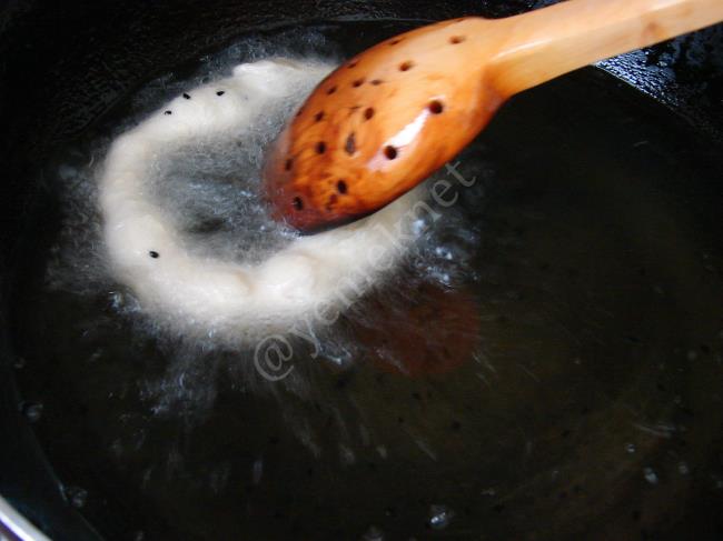 Hazır Ekmek Hamurundan Çörek Otlu Halka Simit - Yapılışı (5/8) 