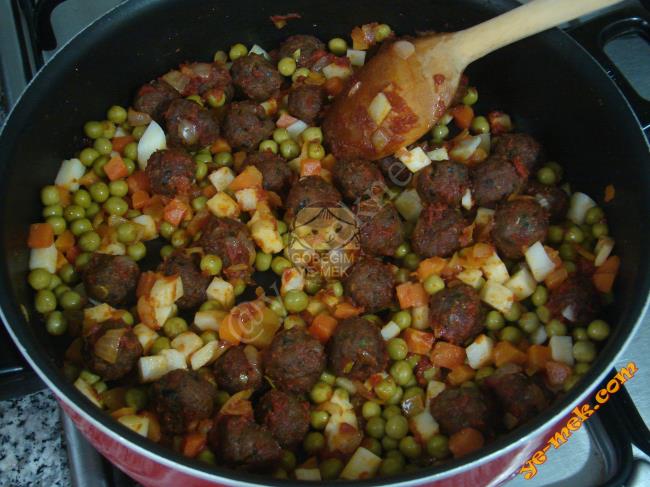 Misket Köfteli Sebze Yemeği - Yapılışı (9/12) 