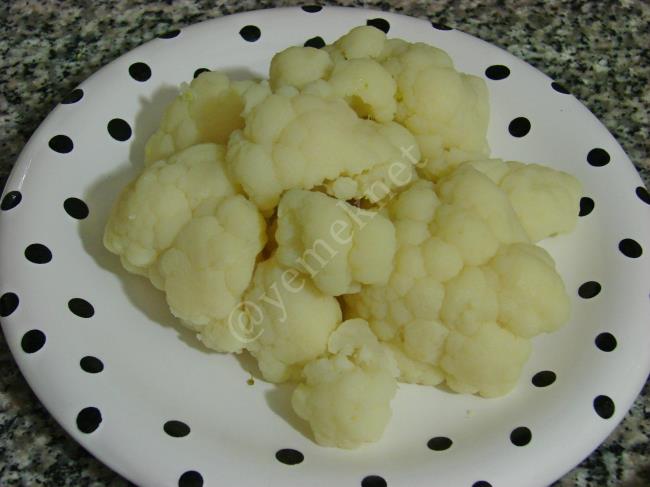 Yoğurtlu Karnabahar Salatası - Yapılışı (4/8) 