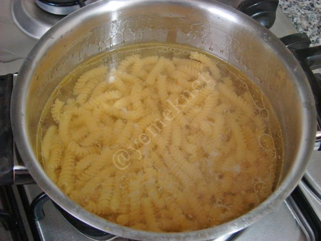 Zerdeçallı Tavuklu Makarna - Yapılışı (2/12) 