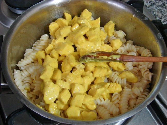 Zerdeçallı Tavuklu Makarna - Yapılışı (8/12) 