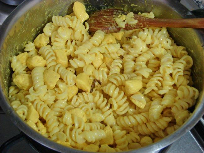 Zerdeçallı Tavuklu Makarna - Yapılışı (9/12) 