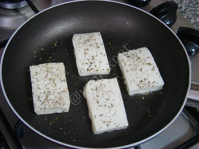 Baharatlı Hellim Peyniri Kızartması - Yapılışı (4/8) 