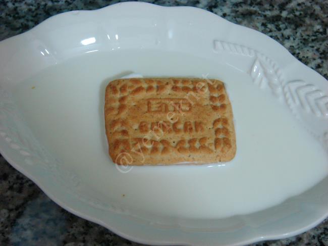 Burçak Bisküvili Tatlı - Yapılışı (7/12) 