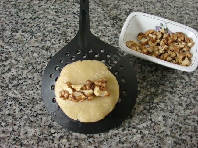 İrmikli ve Cevizli Kalburabastı Tatlısı - Yapılışı (11/20) 