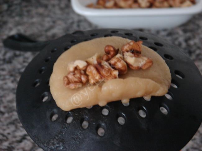 İrmikli ve Cevizli Kalburabastı Tatlısı - Yapılışı (12/20) 