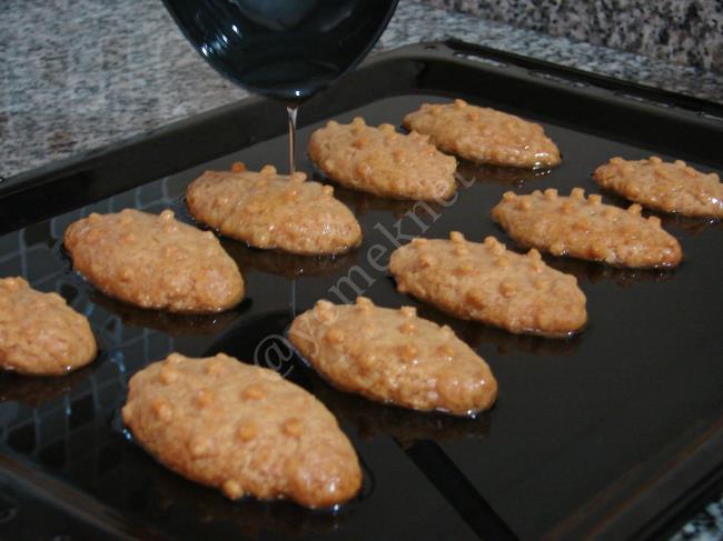 İrmikli ve Cevizli Kalburabastı Tatlısı - Yapılışı (17/20) 