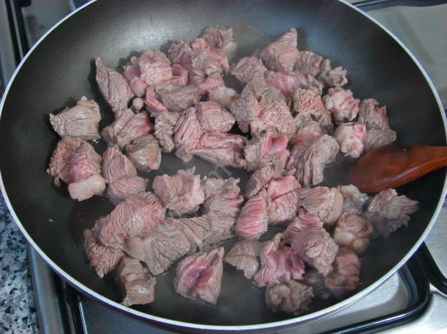 Ispanak Yatağında Et Sote - Yapılışı (3/16) 