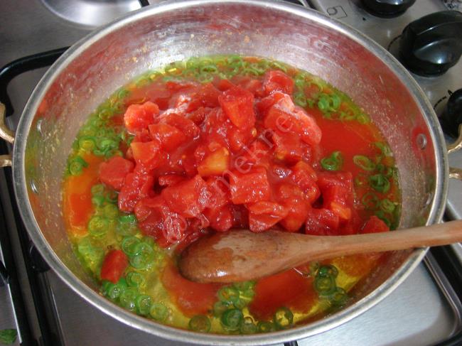 Kaşar Peynirli Menemen - Yapılışı (2/12) 