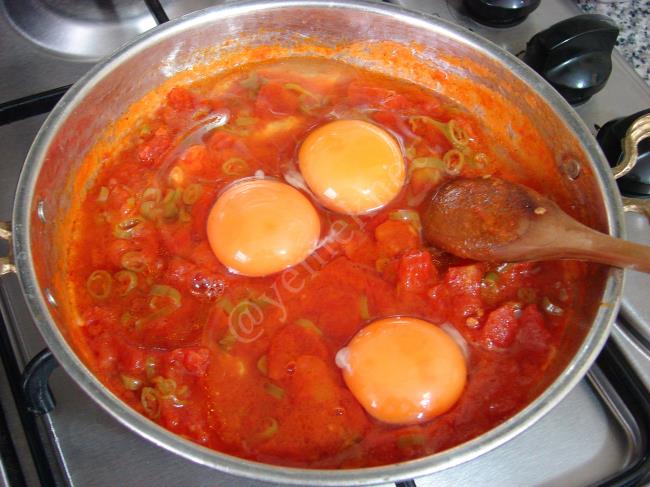 Kaşar Peynirli Menemen - Yapılışı (5/12) 