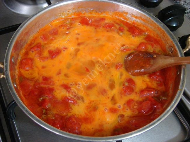 Kaşar Peynirli Menemen - Yapılışı (6/12) 