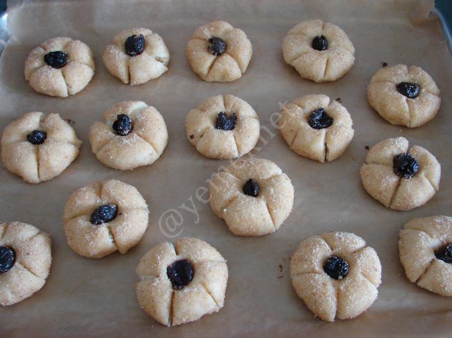 Peynirli Çiçek Poğaça - Yapılışı (10/16) 