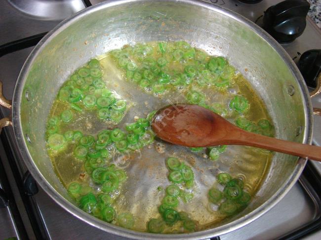 Peynirli Menemen - Yapılışı (2/12) 