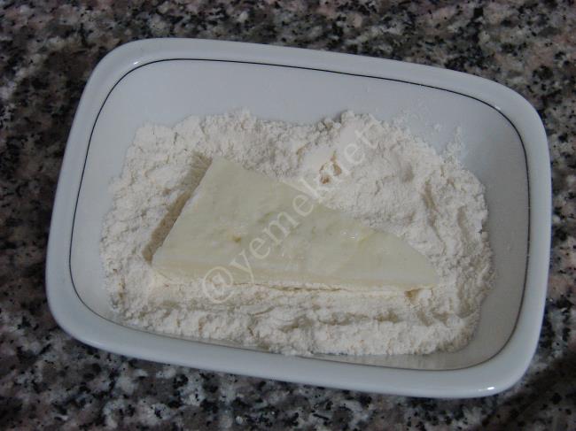 Unlu Hellim Peyniri Kızartması - Yapılışı (3/8) 