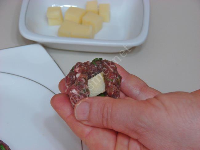 Kaşarlı Köfte - Yapılışı (6/12) 