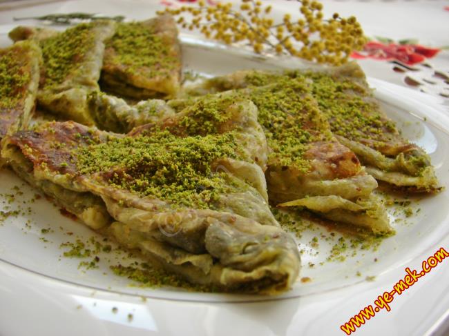 Hazır Yufkadan Tavada Tereyağlı Fıstıklı Katmer - Yapılışı (18/20) 